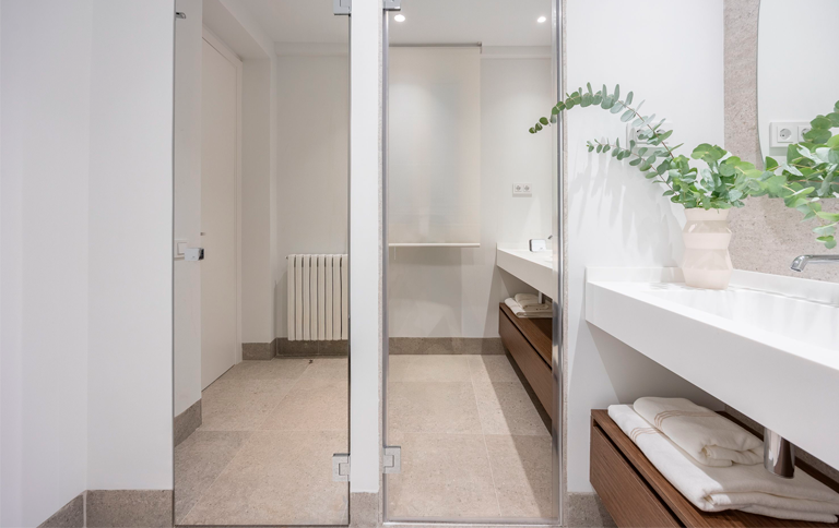 baño-ppal-puertas-espejo